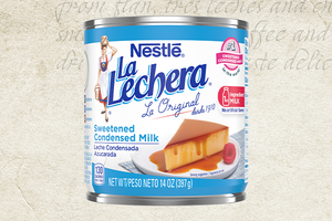 Nestlé La Lechera Sweetened Condensed Milk can against a textured background with handwritten recipe text. / Lata de Nestlé La Lechera Leche Condensada Azucarada sobre un fondo texturizado con texto de receta escrito a mano. 