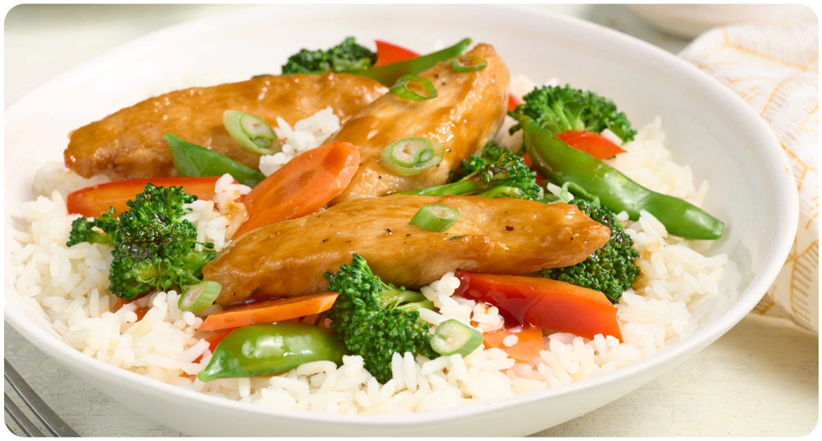 Bowl of rice with chicken and veggie medley 